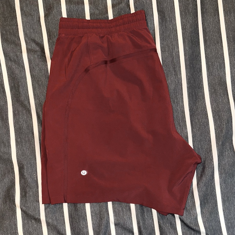 Lululemon Pace Breaker Size XL 7 Inches